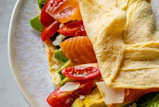 Omlet z łososiem i warzywami