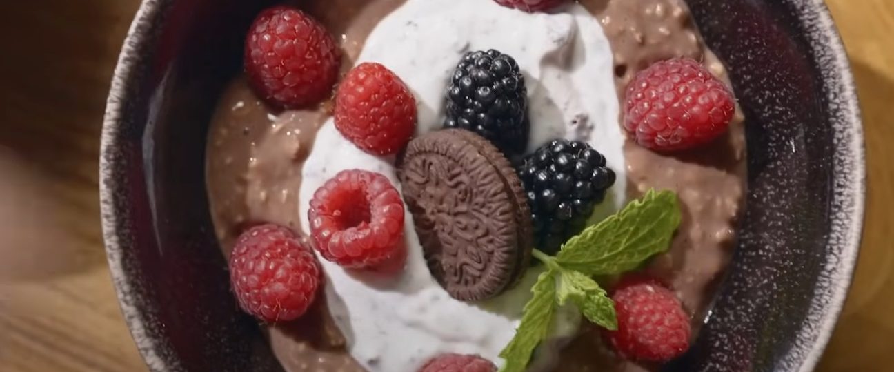 Owsianka z ciastkami i owocami