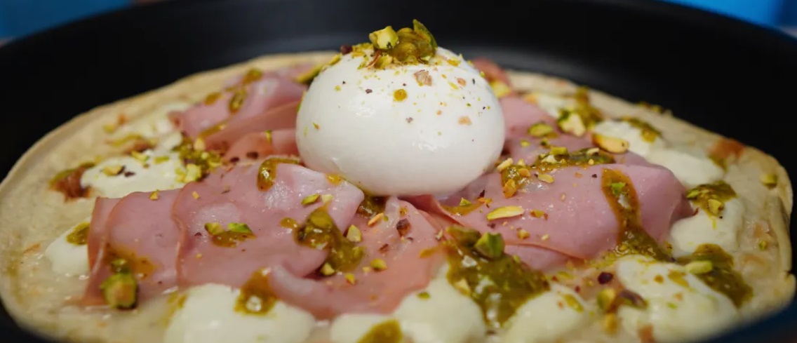 Pizza z mortadelą i pesto pistacjowym