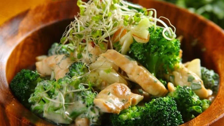 Brokułowa sałatka z kurczakiem