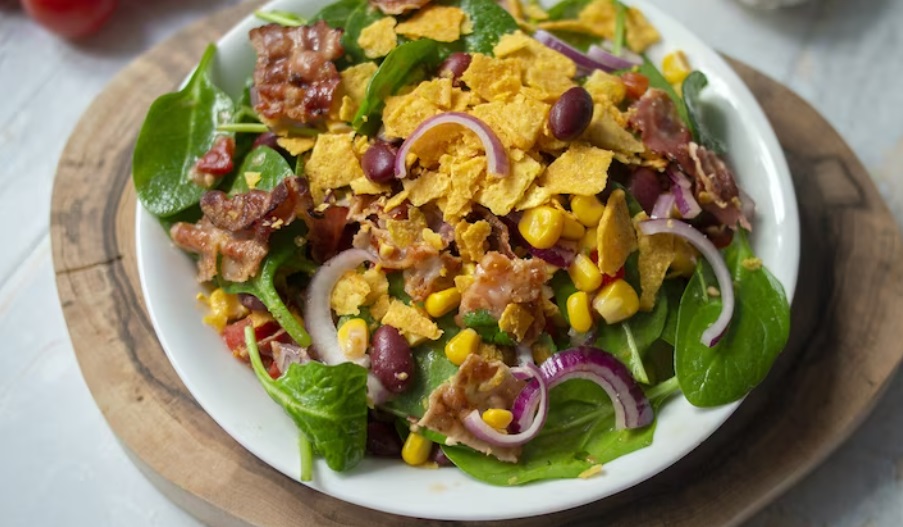 Sałatka z boczkiem i nachos