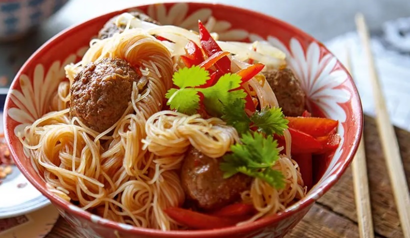 Sałatka z makaronu sojowego