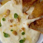 Ser brie z grzankami, screen z YouTube