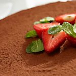 Tort czekoladowy z koniakiem, screen z YouTube