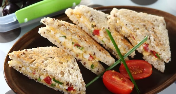 Kanapka z pastą jajeczną i papryką