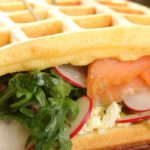 Wytrawne gofry z łososiem