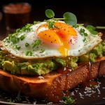 grzanka z jajkiem na wierzchu