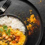 curry z ryżem na talerzu