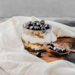 jagodowy deser na stole