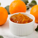 dżem na stole z owocami