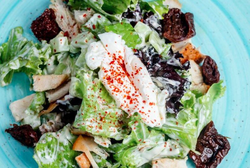 Sałatka z żurawiną i fetą 