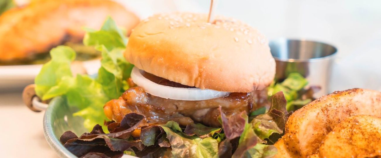 Fish burger z kaparami i dymką 