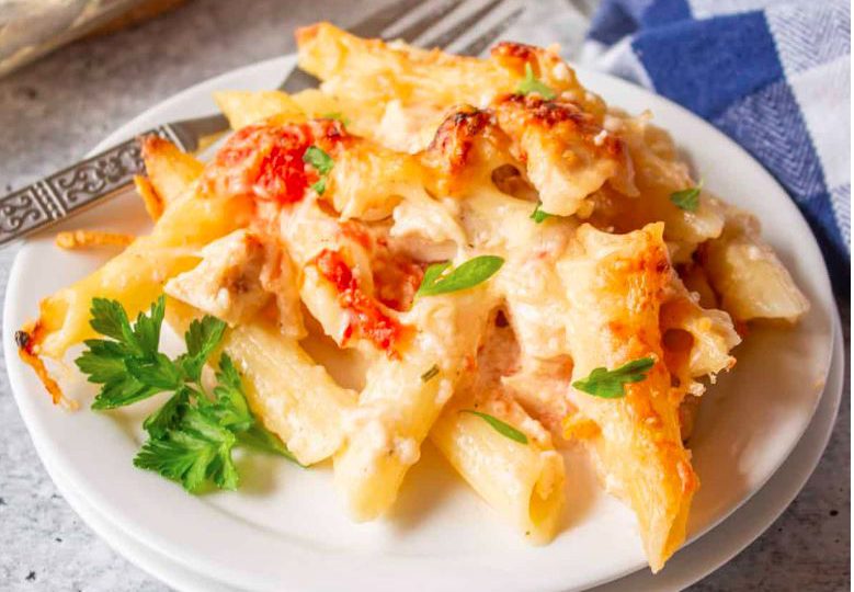 Gulasz z makaronem i mozarellą 