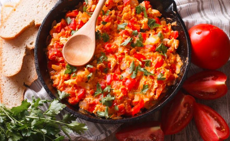 Klasyczna jajecznica z pomidorami 