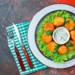 kotlety z sosem na talerzu