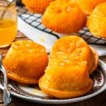 odwrócone muffiny na talerzu