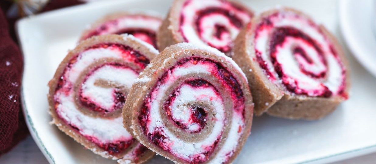 Rolada biszkoptowa z galaretką i kremem 