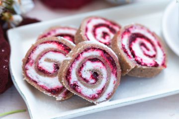 Rolada biszkoptowa z galaretką i kremem 