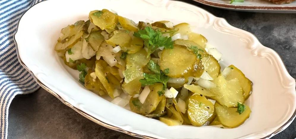 Surówka z ogórka kiszonego 