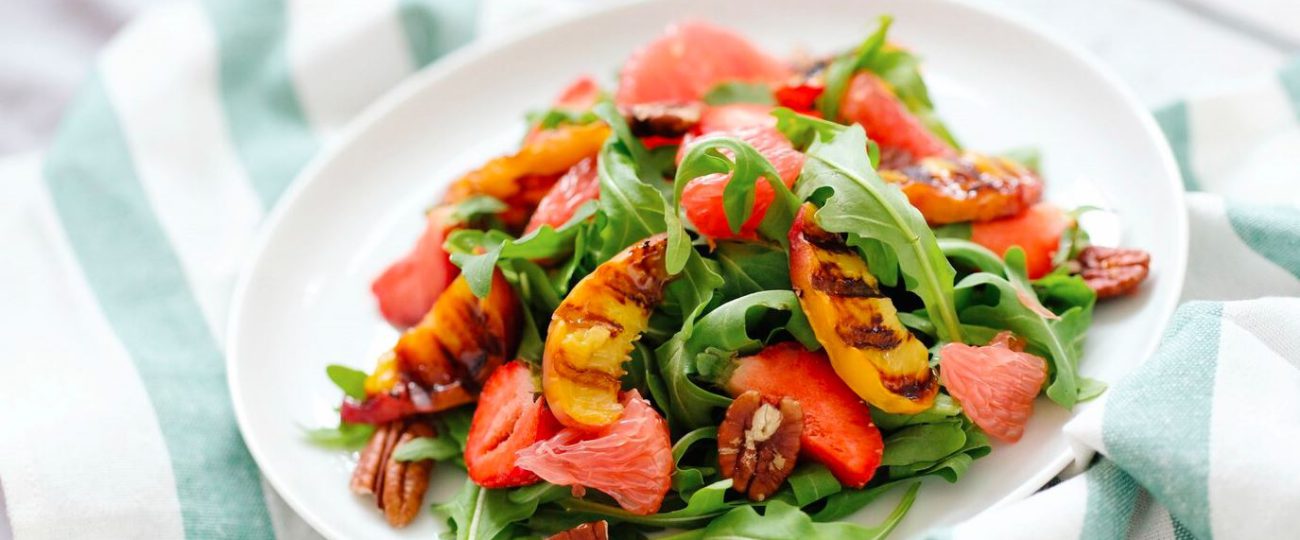 Sałatka śródziemnomorska z owocami 