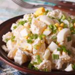 sałatka turecka na stole