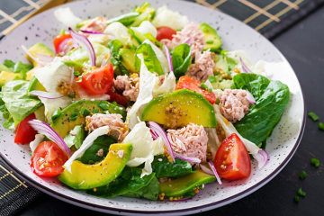 Sałatka z tuńczykiem i awokado 