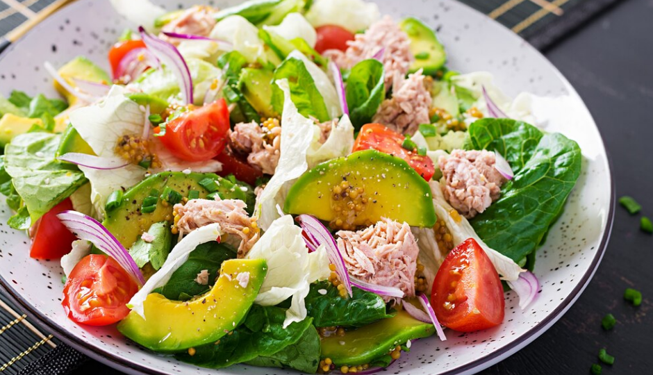Sałatka z tuńczykiem i awokado 
