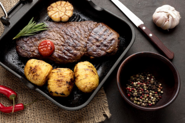 Stek z ziemniakami i kukurydzą 