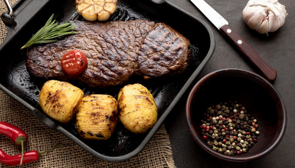 Stek z ziemniakami i kukurydzą 