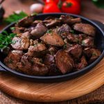 kawałki wątróbki na stole