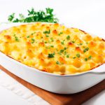 zapiekanka w naczyniu na stole