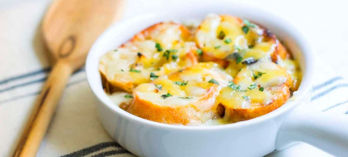 Zupa cebulowa z piwem i grzankami