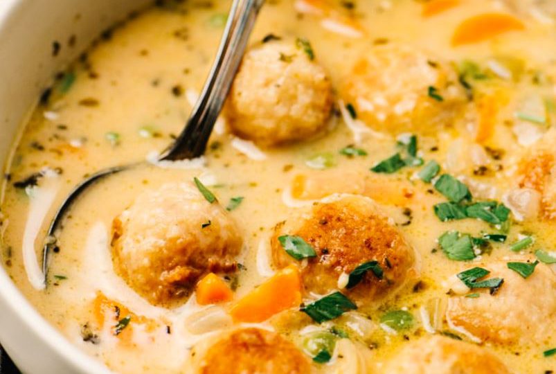 Dietetyczna zupa z drobiowymi pulpetami 