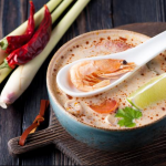 zupa z krewetkami w talerzu