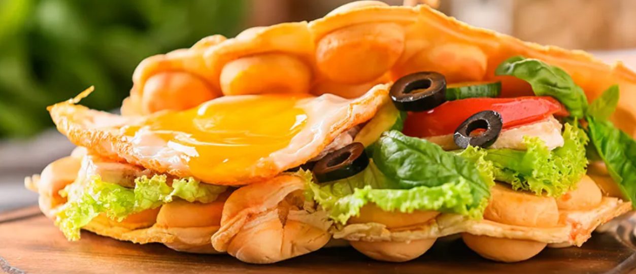 Bubble waffles z jajkiem sadzonym