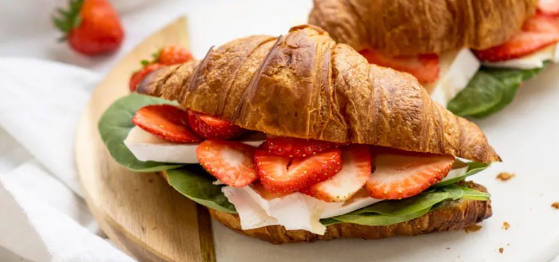 Croissanty z truskawkami