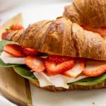 Croissanty z truskawkami