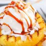 Deser z grillowanym ananasem i lodami 