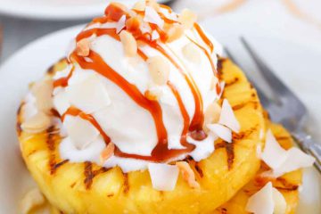 Deser z grillowanym ananasem i lodami 