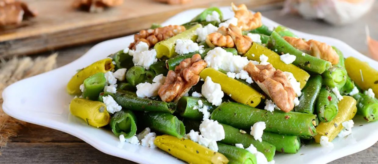 Fasolka z serem feta i orzechami