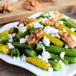 Fasolka z serem feta i orzechami