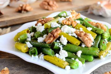 Fasolka z serem feta i orzechami