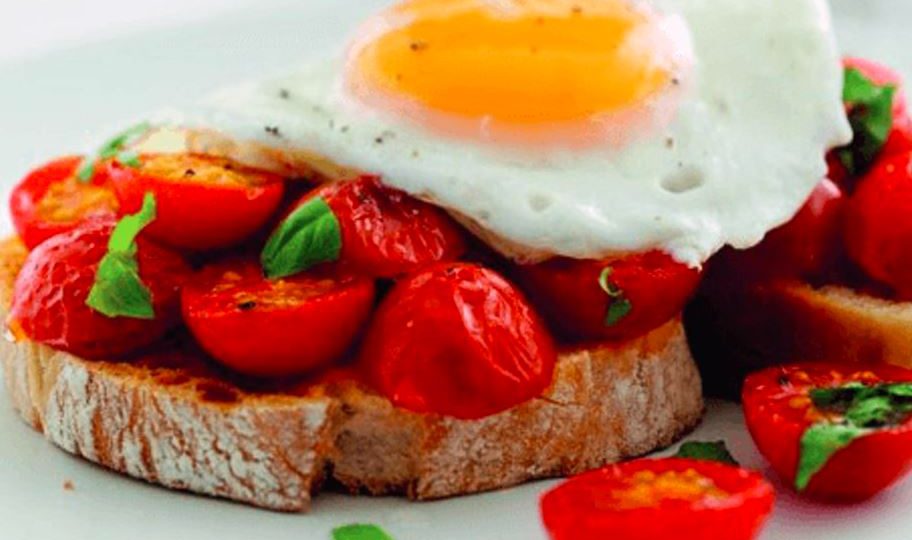 Grzanki z jajkiem i pomidorami 