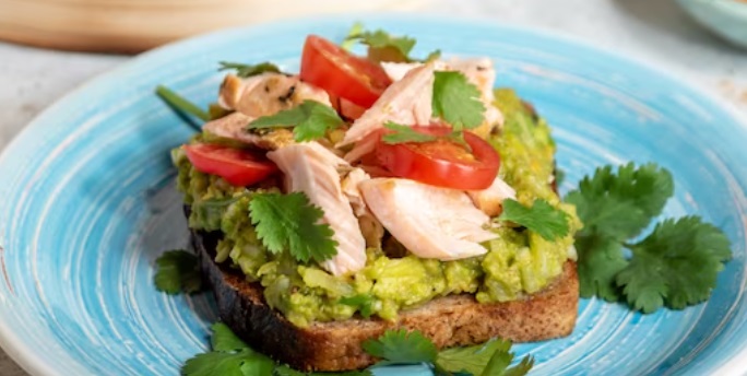 Kanapka z szarpanym łososiem