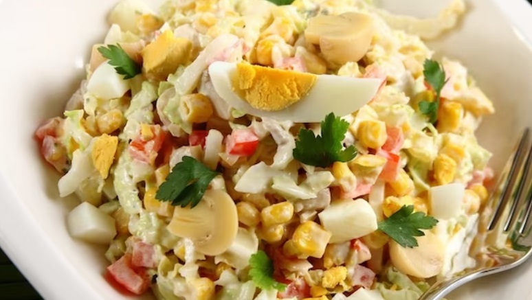 Kapusta pekińska z kukurydzą i jajkiem