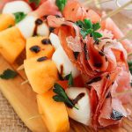 Koreczki z szynką melonem i mozarellą 