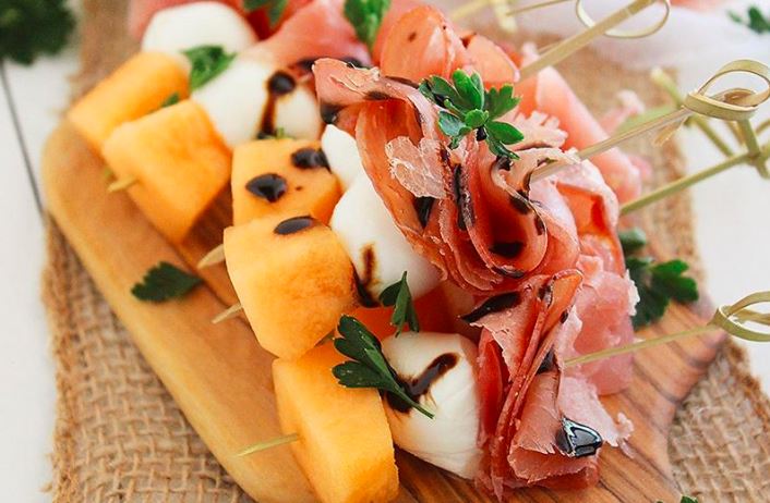 Koreczki z szynką melonem i mozarellą