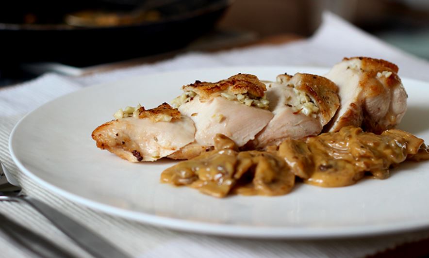 Kurczak w sosie serowo-pieczarkowym