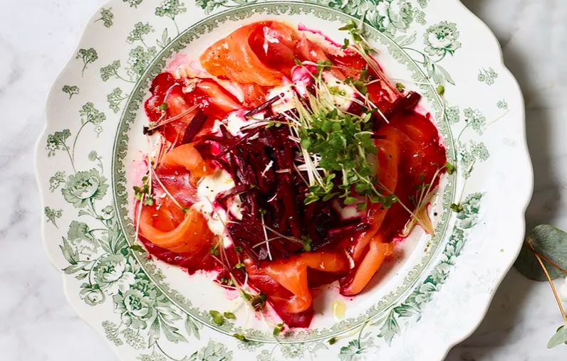 Łosoś wędzony z buraczkami 