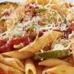 Makaron z cukinią i sosem pomidorowym